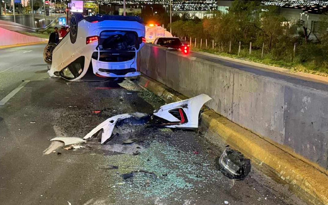 Impactante accidente de auto en la avenida Leones de Monterrey: Joven de 17 años vuelca su vehículo | VIDEO