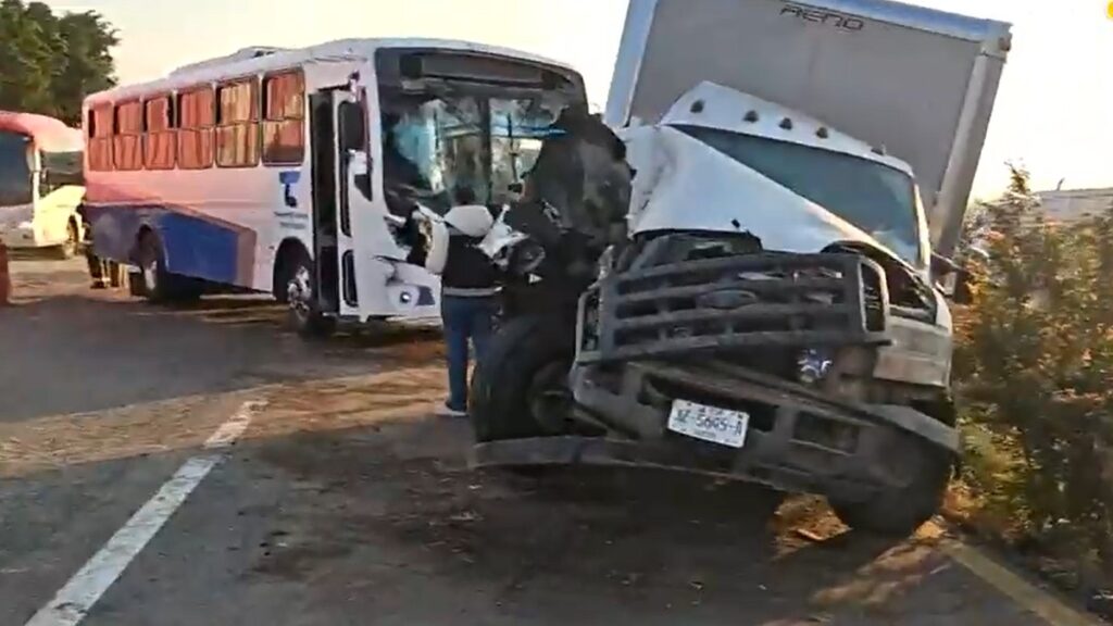 Accidente de tráfico en la Carretera Guadalajara-Colima: 18 personas lesionadas, incluida una mujer embarazada
