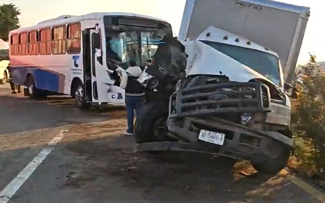 Accidente de tráfico en la Carretera Guadalajara-Colima: 18 personas lesionadas, incluida una mujer embarazada