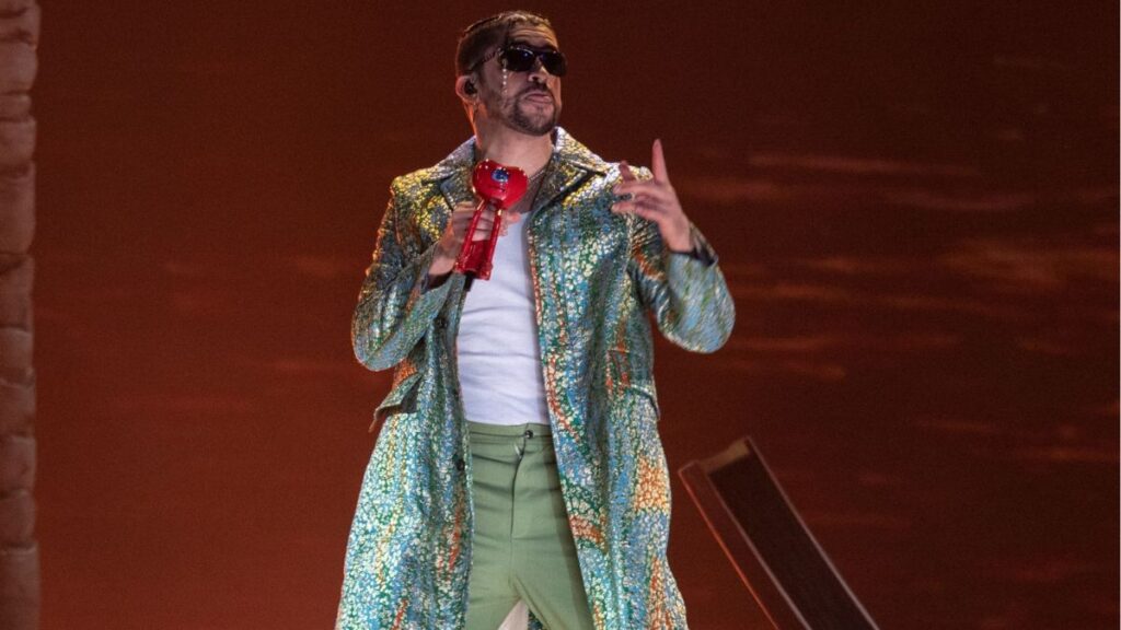 Bad Bunny enfrenta una posible multa por tocar una pieza arqueológica en el Museo de Antropología