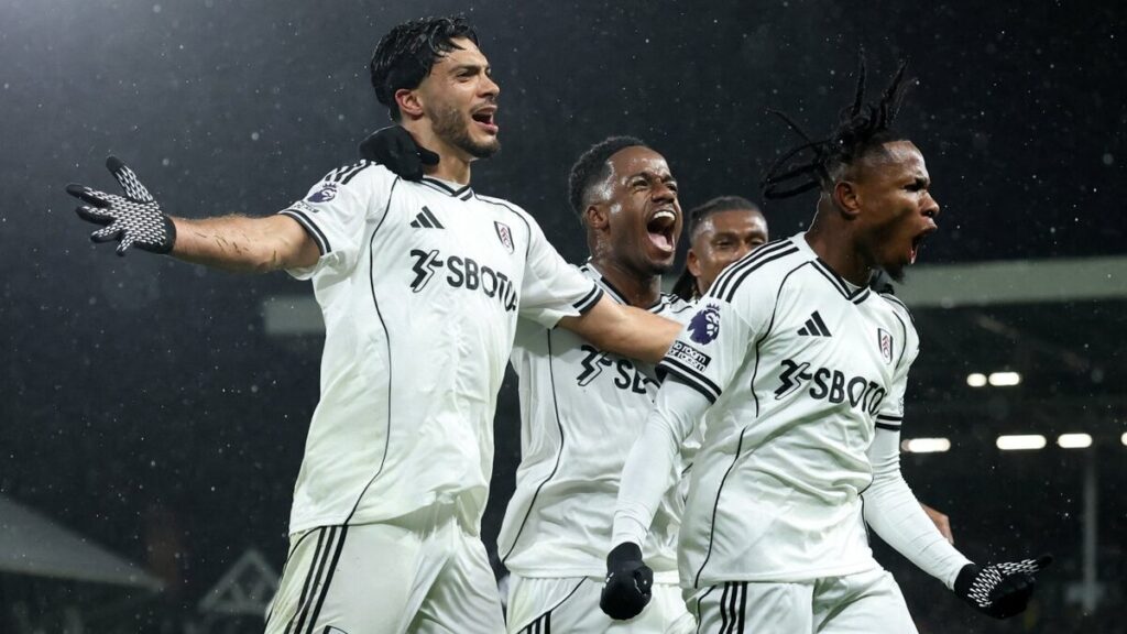 Fulham Busca Competencia para Raúl Jiménez: Interés en Jugador Mexicoestadounidense