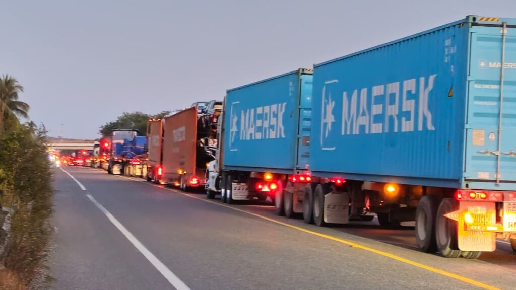 Cierre Autopista Siglo XXI: Impactos en el Transporte de Carga y Crisis en Puerto Lázaro Cárdenas