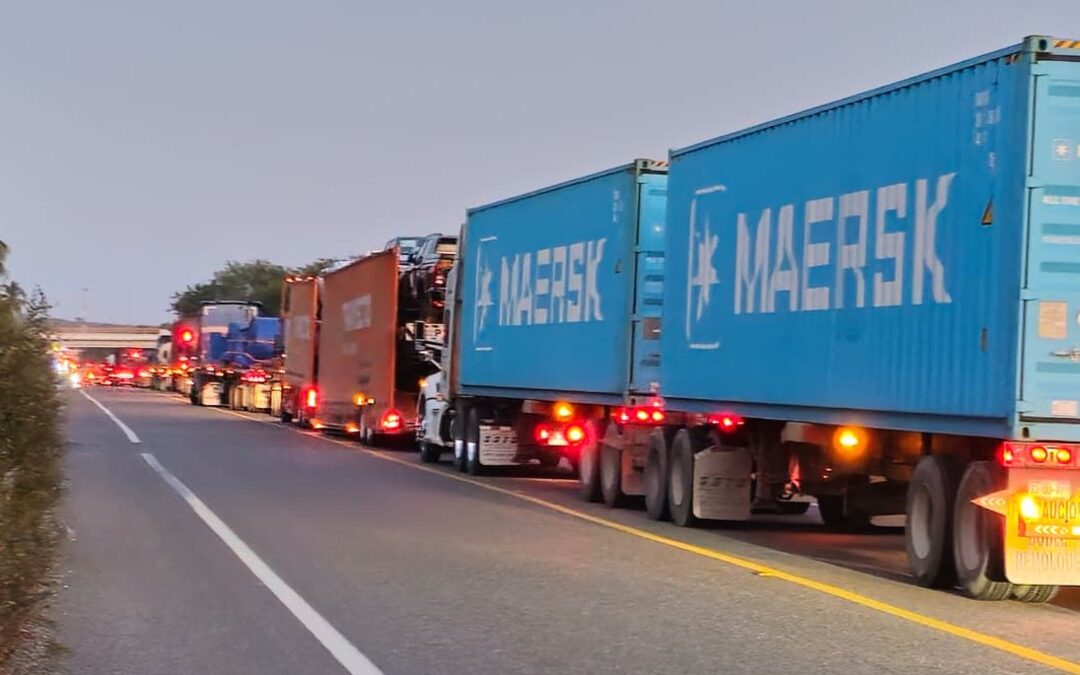 Cierre Autopista Siglo XXI: Impactos en el Transporte de Carga y Crisis en Puerto Lázaro Cárdenas