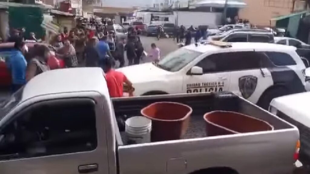 Comerciantes en Querétaro se enfrentan a policías en operativo antipirotecnia