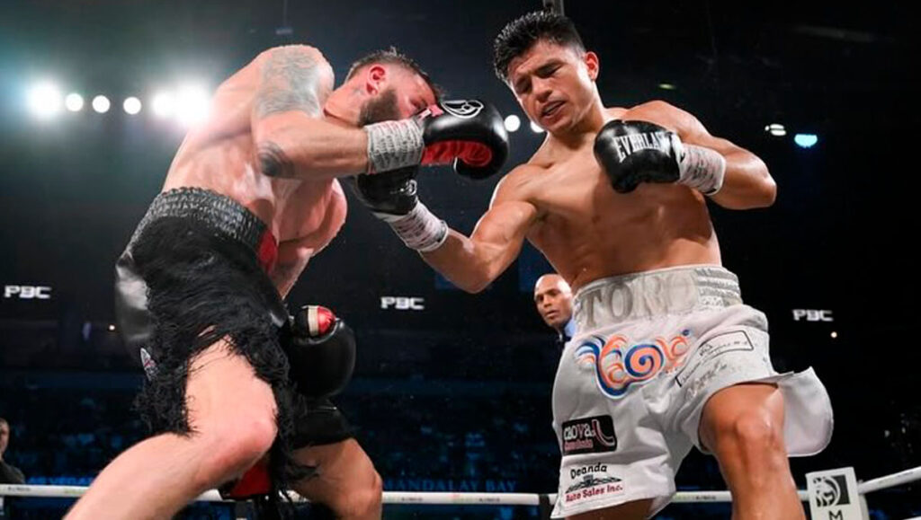 Cinturón Campeón de Canelo Álvarez Ahora en Posesión del Toro Reséndiz