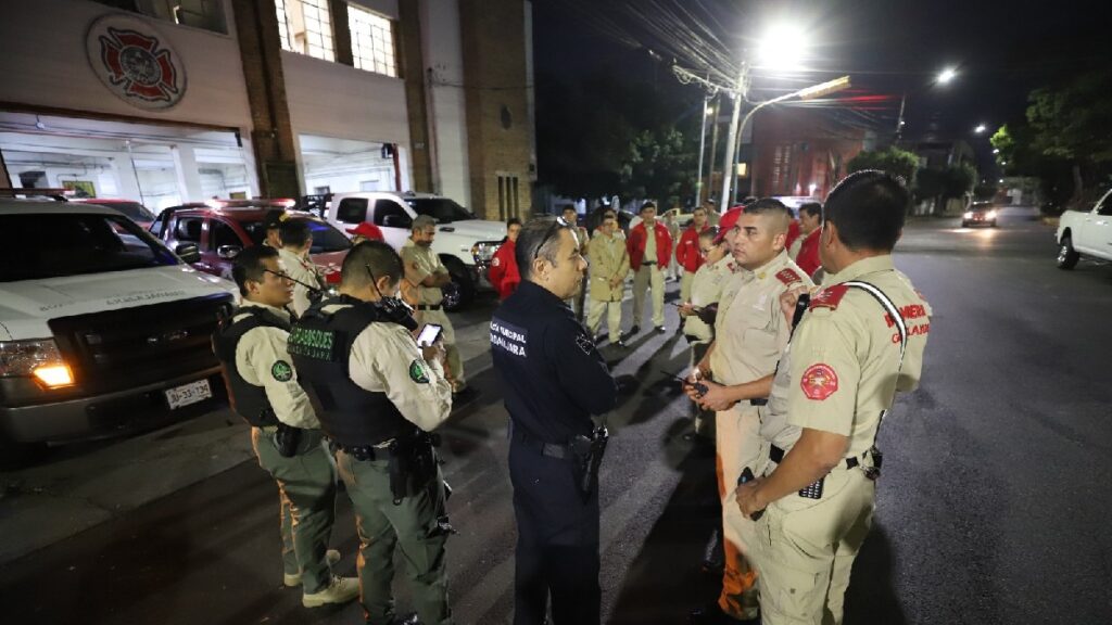 Bomberos en Guadalajara y Zapopan enfrentan 45 fogatas durante Año Nuevo