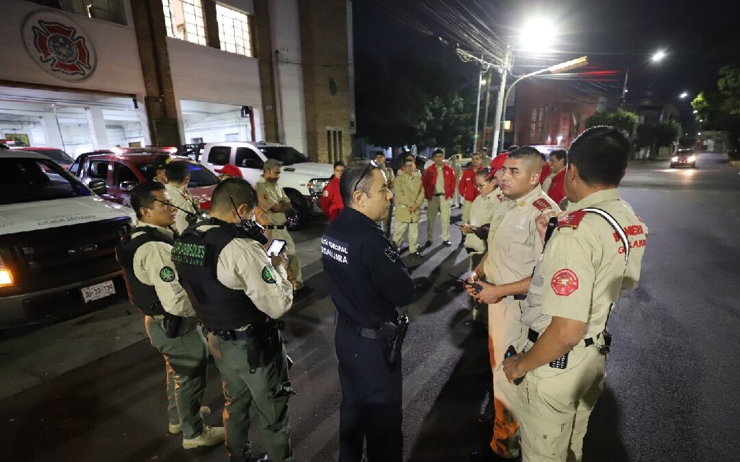 Bomberos en Guadalajara y Zapopan enfrentan 45 fogatas durante Año Nuevo