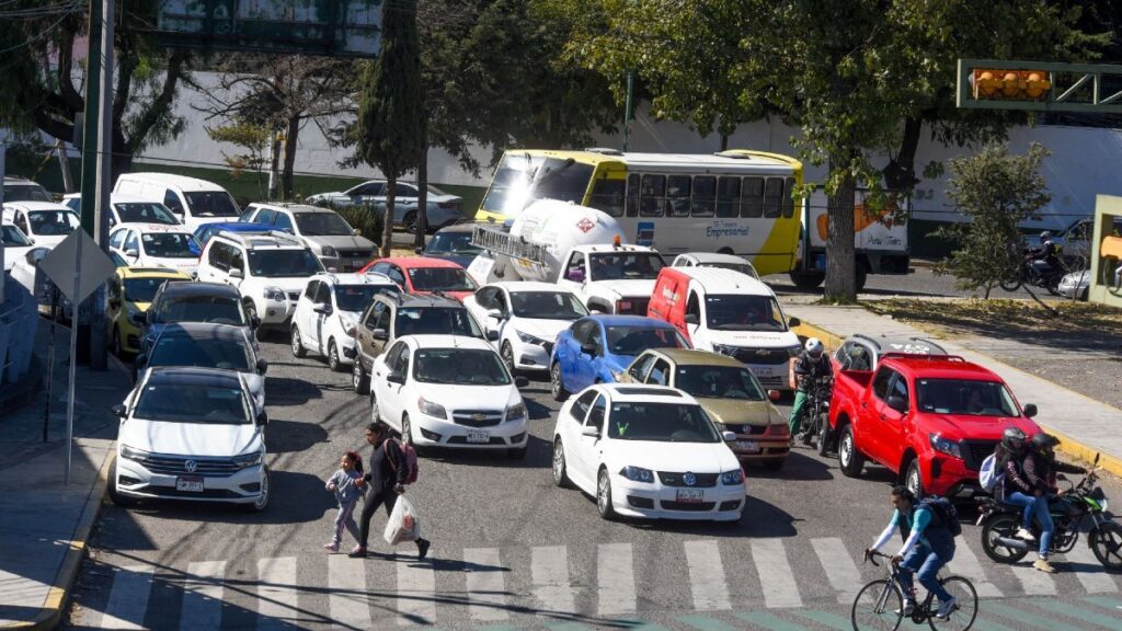 Hoy No Circula en CdMx y Edomex: Descubre qué autos descansan este viernes 2 de enero 2026