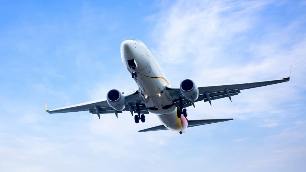 Desvío de vuelo Madrid-Monterrey a Canadá tras la trágica muerte de un pasajero