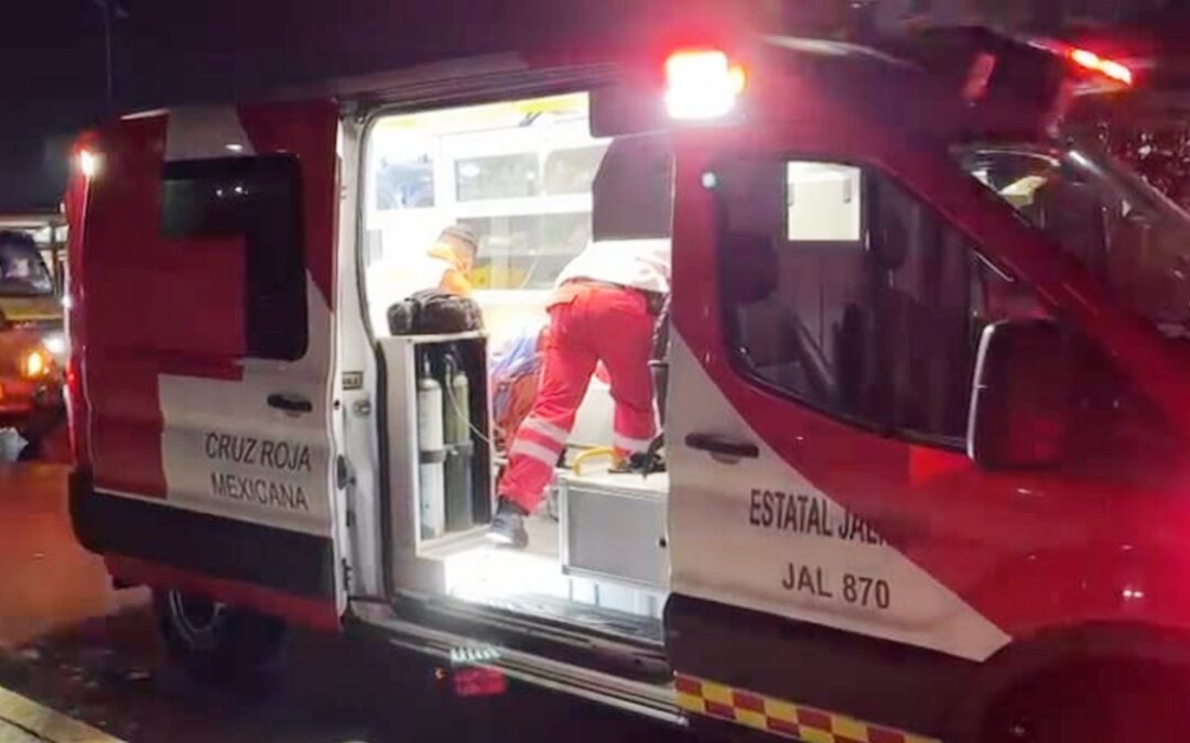 Policía de Guadalajara en Estado Crítico Tras Accidente en Periférico Sur