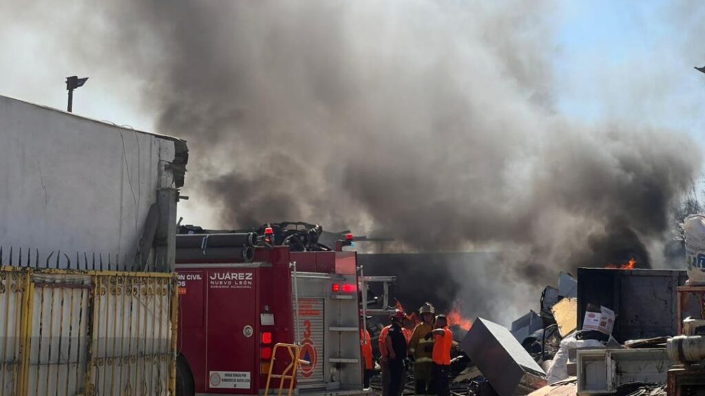 Incendio Devastador en Empresa Recicladora de Juárez, Nuevo León: Cuerpos de Rescate En Acción
