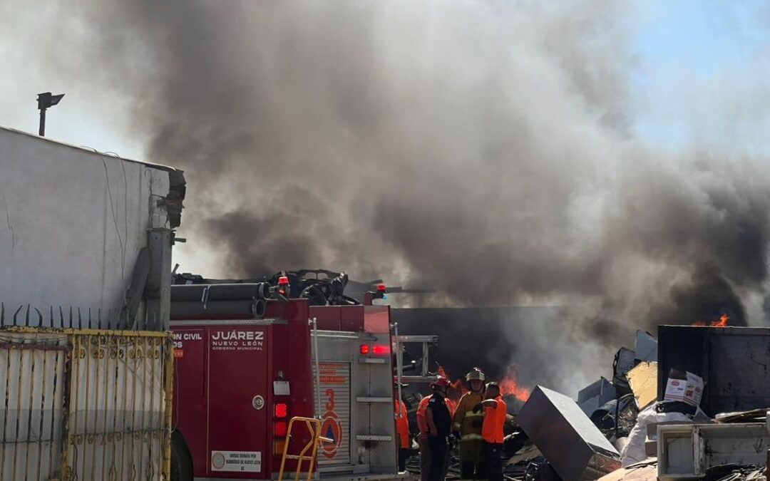 Incendio Devastador en Empresa Recicladora de Juárez, Nuevo León: Cuerpos de Rescate En Acción