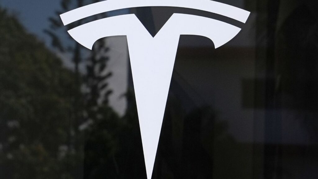 Tesla Pierde el Liderazgo Global en Vehículos Eléctricos Tras Caída de Ventas en 2025
