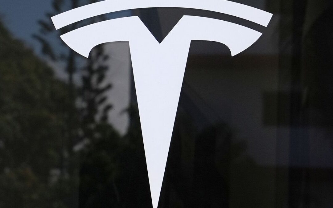 Tesla Pierde el Liderazgo Global en Vehículos Eléctricos Tras Caída de Ventas en 2025