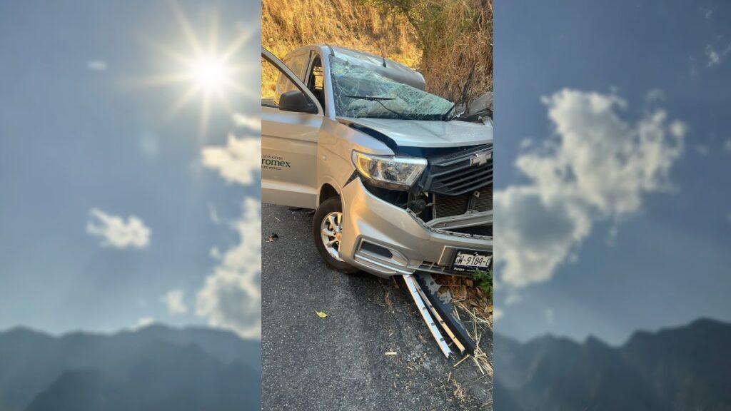 Accidente de tránsito en Colima: tráiler invade carril y causa lesiones en el puente de Beltrán