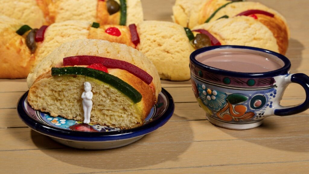 ¿Qué significa que te toque el Niño en la rosca de Reyes y qué tradiciones siguen los tamales?