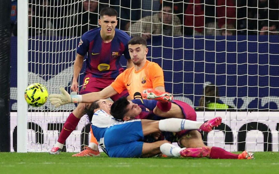 Polémica jugada de Joan García en el Espanyol vs Barcelona: Un giro inesperado en el fútbol español