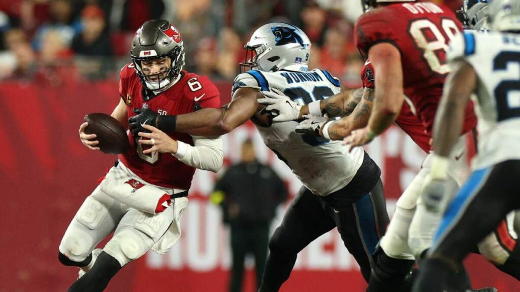 ¡Los Buccaneers Siguen con Vida en la Búsqueda de los Playoffs Tras Vencer a los Panthers!