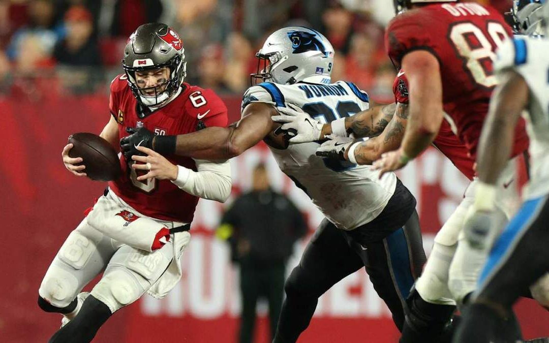 ¡Los Buccaneers Siguen con Vida en la Búsqueda de los Playoffs Tras Vencer a los Panthers!