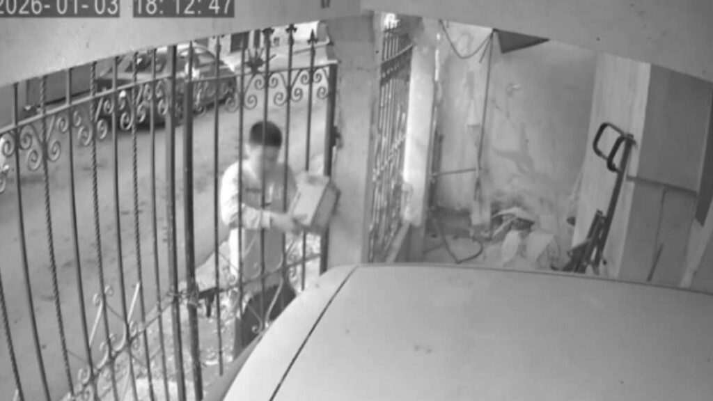 Robo de paquetes en Monterrey: Joven sustrae pedido de Amazon | VIDEO