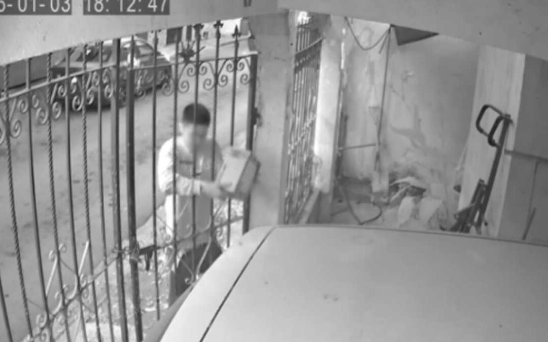 Robo de paquetes en Monterrey: Joven sustrae pedido de Amazon | VIDEO