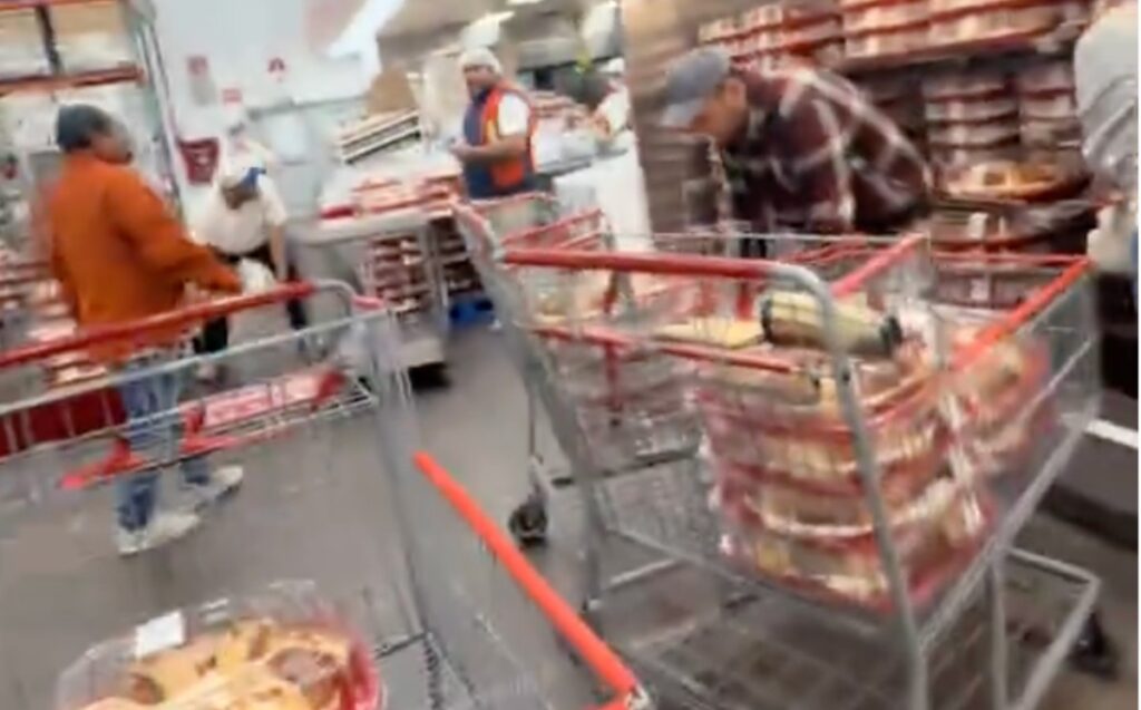 Compradores Compulsivos se Lanzan a la Locura por Roscas de Reyes en Costco Guadalajara