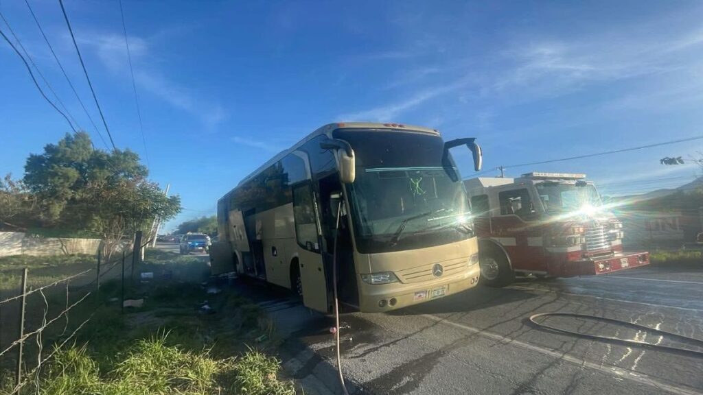 Incendio en camión de pasajeros en la Carretera Nacional de Allende, Nuevo León