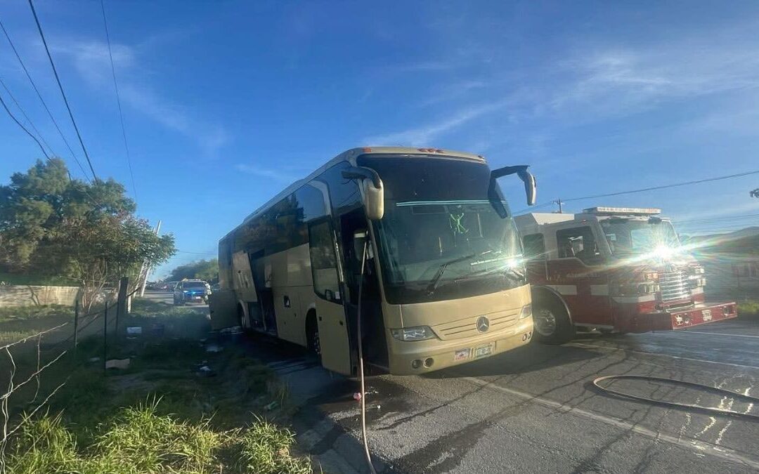 Incendio en camión de pasajeros en la Carretera Nacional de Allende, Nuevo León