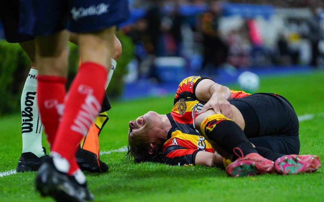 Leones Negros: La Lesión de Carlos Fierro y Su Impacto en el Equipo