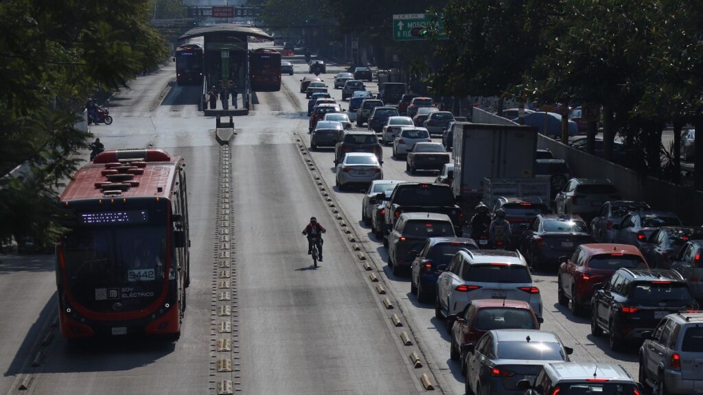 Hoy No Circula en CdMx y Edomex: Descubre qué autos descansan el lunes 5 de enero 2026