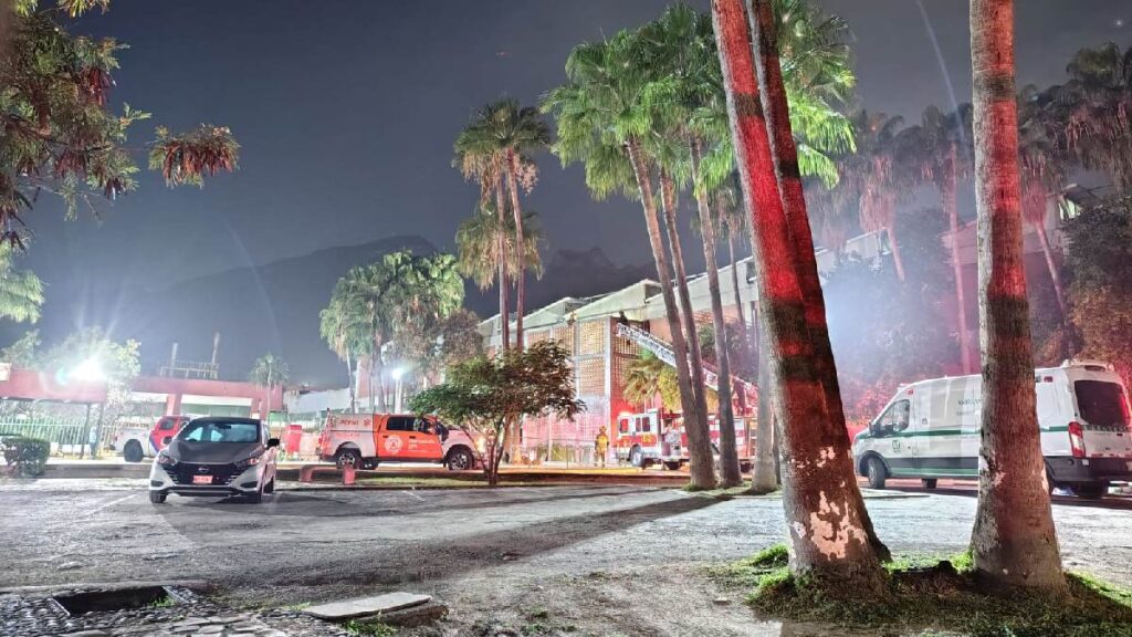 Joven causa gran movilización en Monterrey tras escalar edificio de la clínica 26 del IMSS