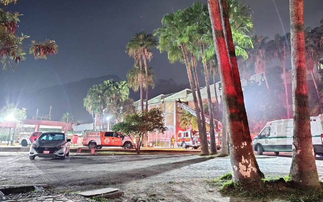 Joven causa gran movilización en Monterrey tras escalar edificio de la clínica 26 del IMSS
