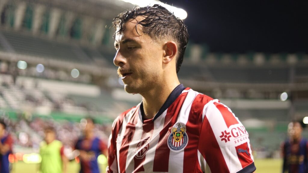 Chivas Anuncia la Salida Oficial de Alan Mozo: Un Adiós Emotivo