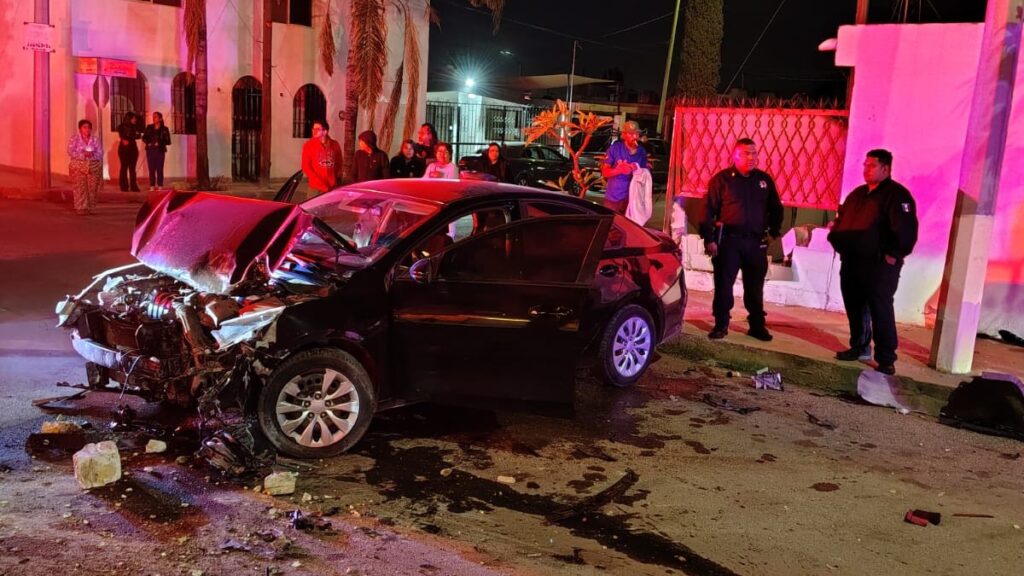 Accidente de Tráfico en Torreón: Joven Derriba Barda de Vivienda