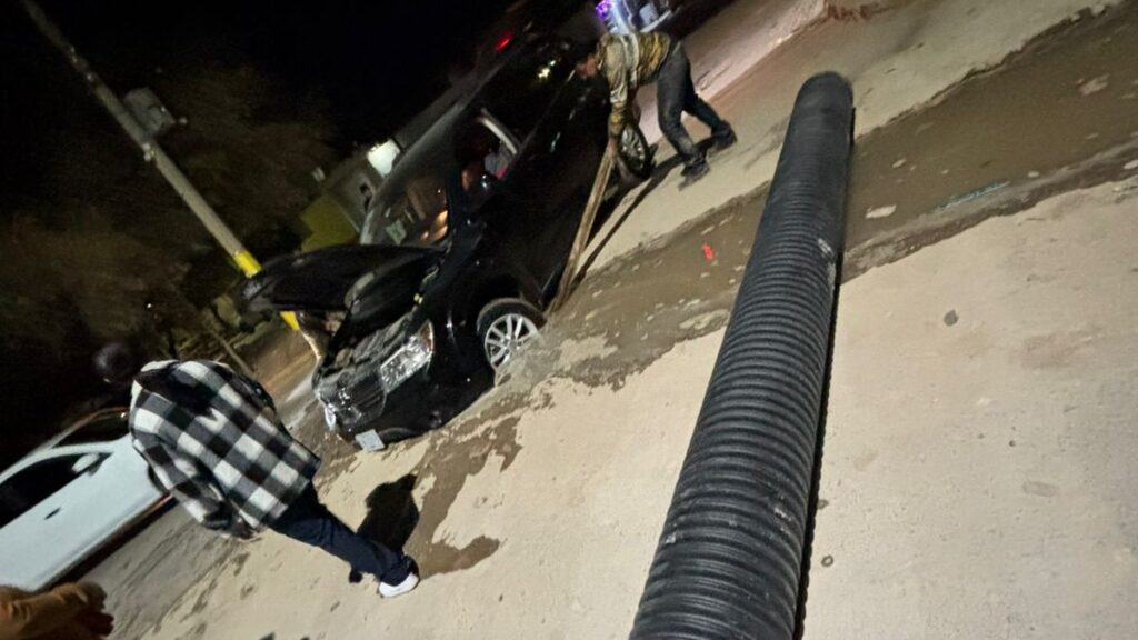Accidente de camioneta en la colonia Las Carolinas de Torreón debido a una zanja de SIMAS