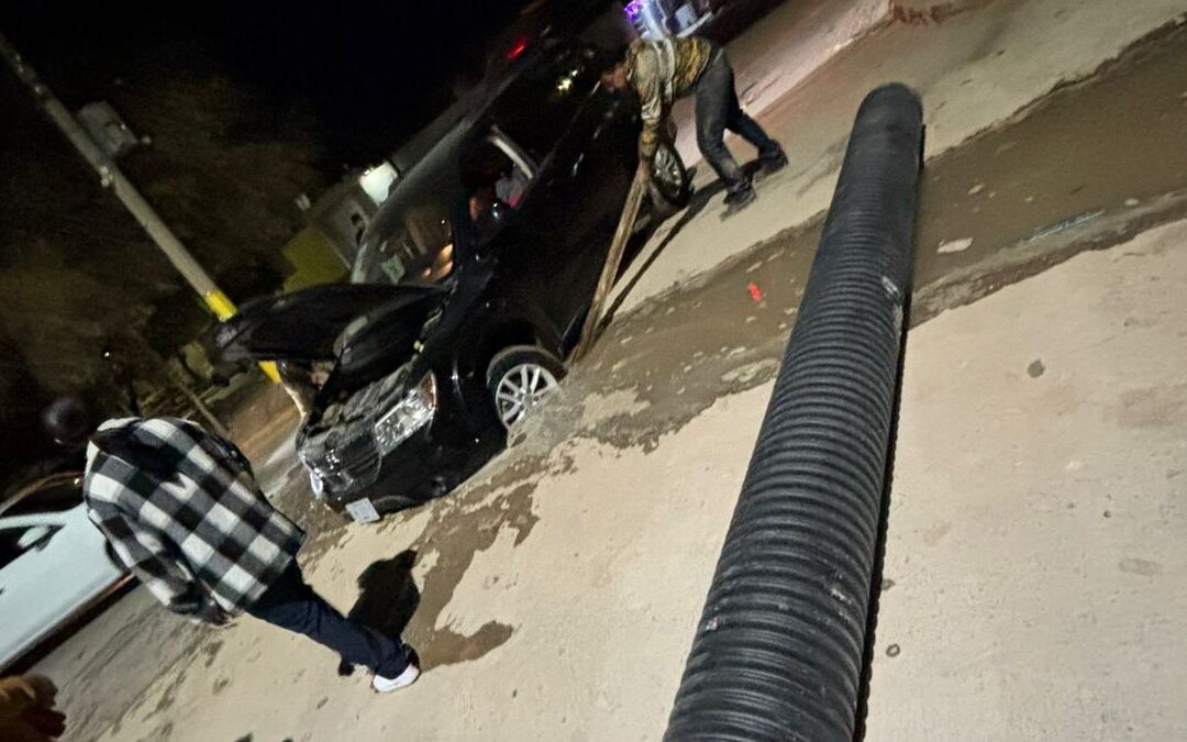 Accidente de camioneta en la colonia Las Carolinas de Torreón debido a una zanja de SIMAS