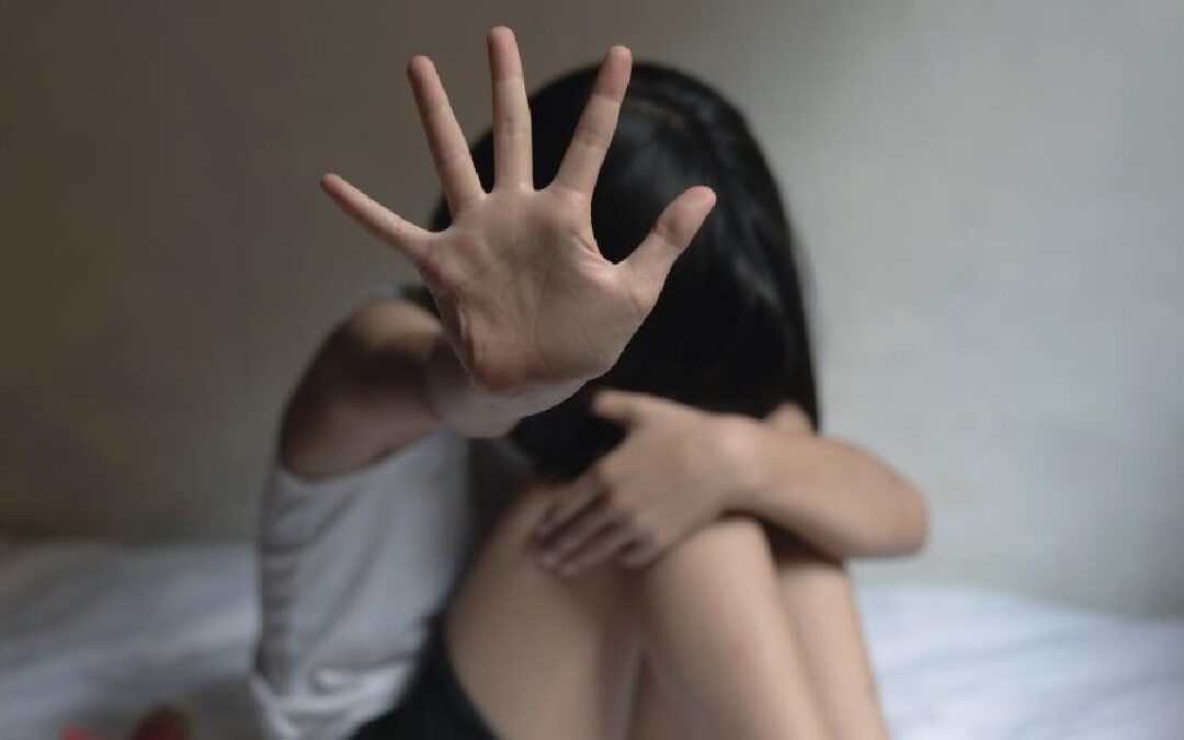 Fiscalía Detiene a Tres Hombres por Abuso Infantil y Violación en el AMG