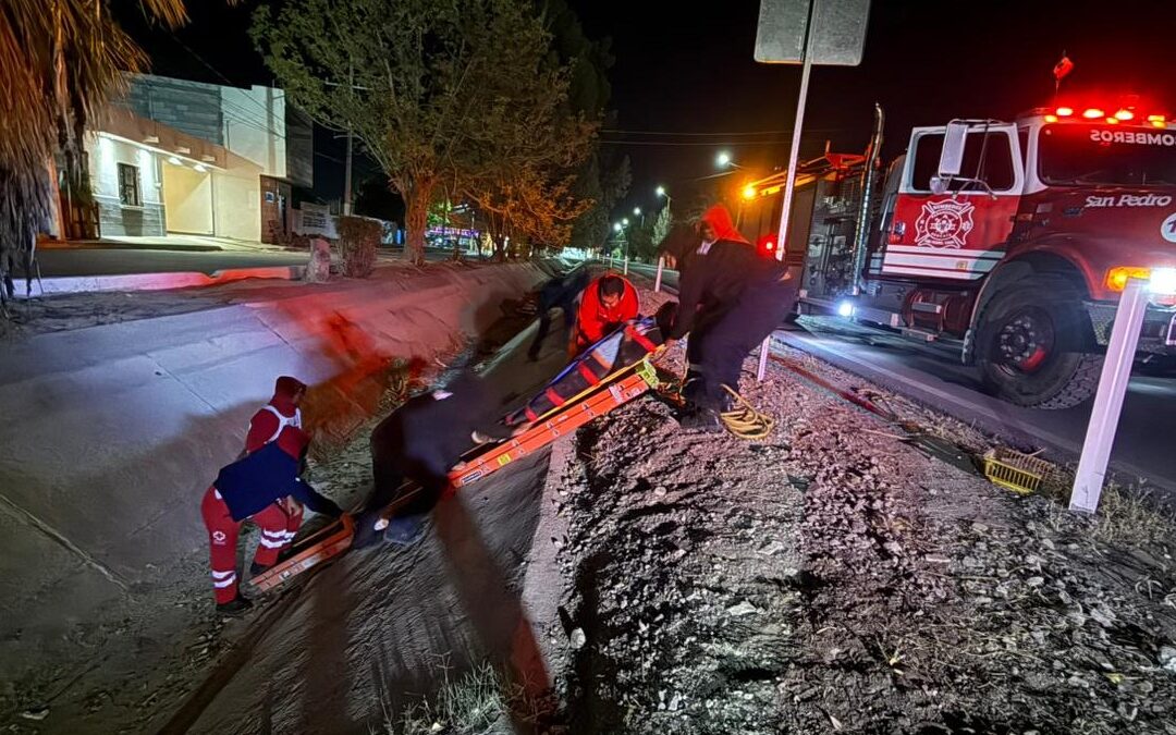 Motociclista Lesionado en San Pedro Tras Caer a Canal de Riego: Rescate Espectacular