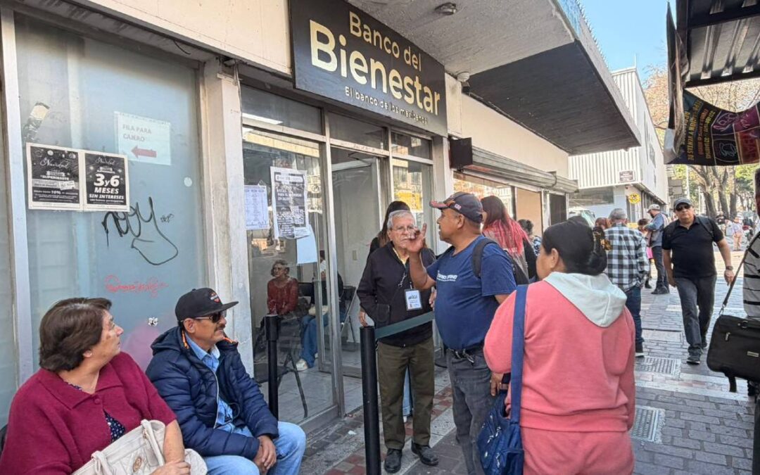 Pensión del Bienestar: Así están las filas en el banco de avenida Juárez en Guadalajara