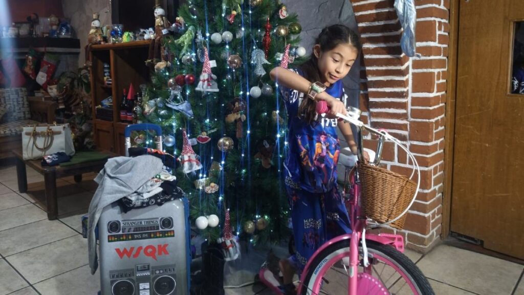 Experiencia mágica: Regina celebra el Día de Reyes en Puebla con su bici de Stranger Things