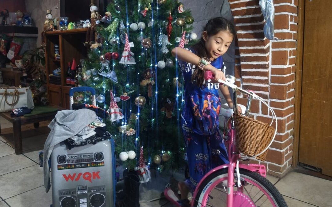 Experiencia mágica: Regina celebra el Día de Reyes en Puebla con su bici de Stranger Things