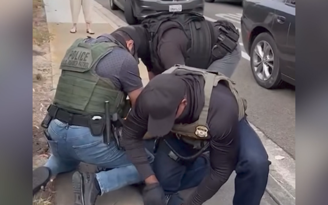 California Prohíbe Mascarillas para Agentes Policiales en Nuevo Acto de Transparencia