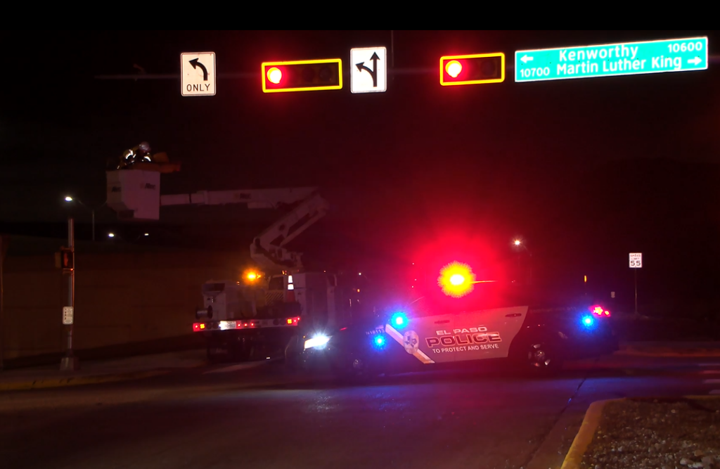 Impacto de Fuertes Vientos en El Paso: Cierre Temporal por Semáforo Dañado