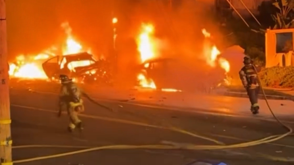 Choque múltiple en San Diego deja autos en llamas y moviliza a bomberos