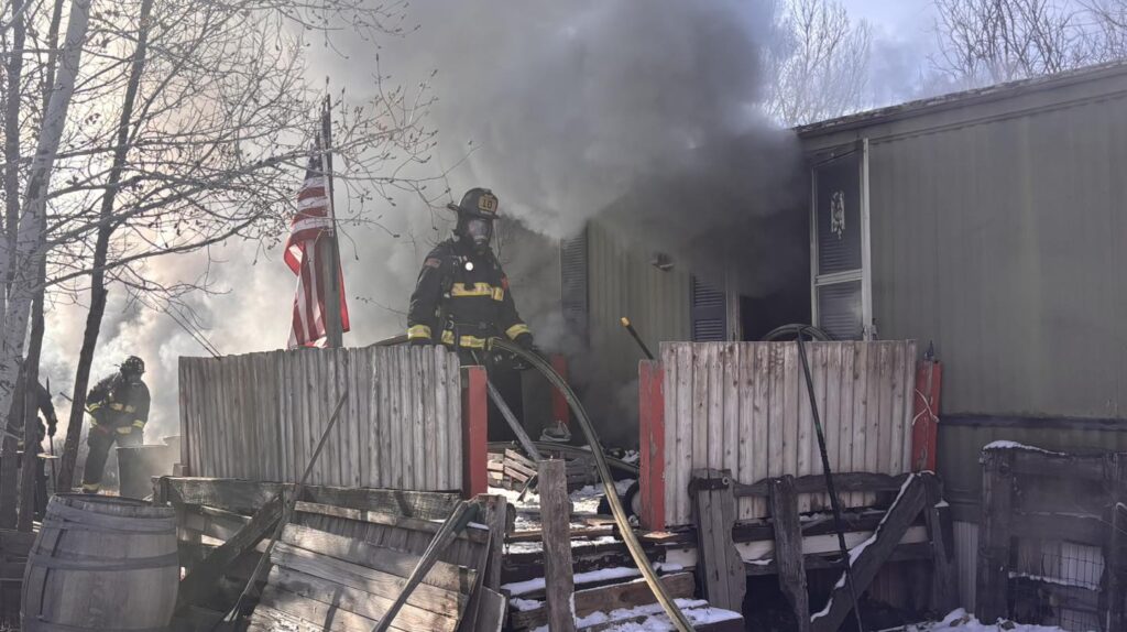 Incendio en casa móvil en Fort Collins: Un gato fallece y calles cerradas por emergencia